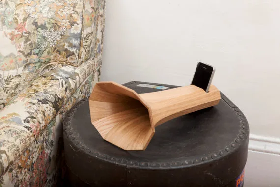 decaphone-wooden-acoustic-iphone-amplifier-cool-mom-tech