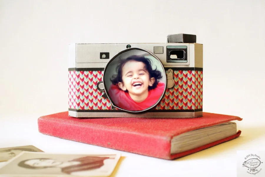Cool gift idea under $5:  Printable photo frames that look like vintage objects.