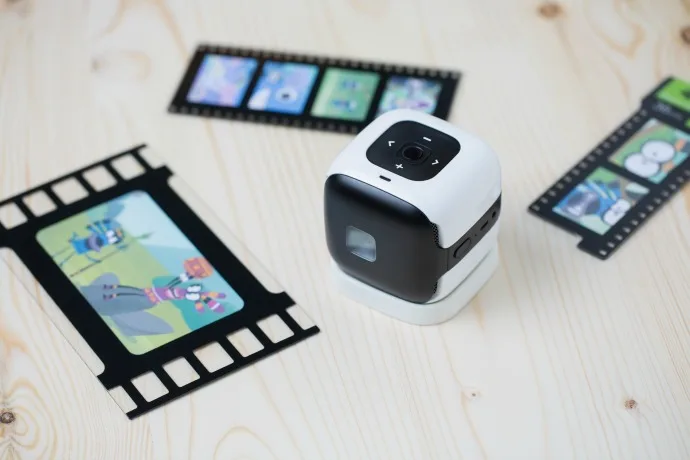 CINEMOOD family-friendly wireless projector lets you watch movies anywhere