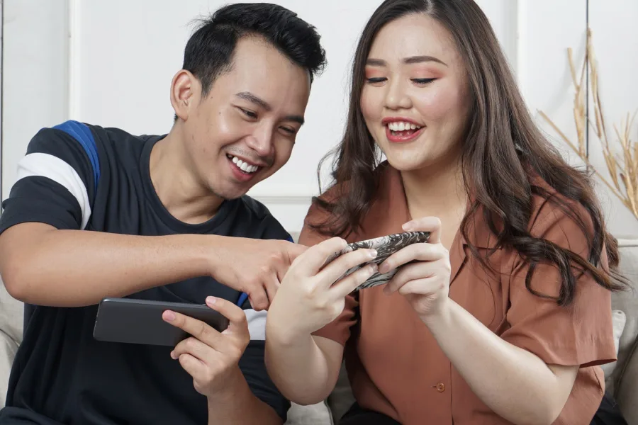 This service can make a special digital memory book from photos and videos for Father’s Day. Free!