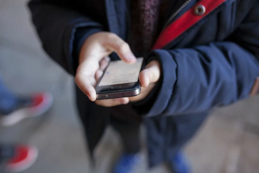 10 questions to consider when you're creating a cell phone contract with your kids | Cool Mom Tech