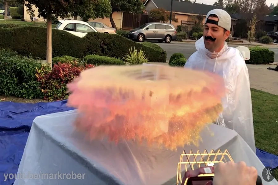 This package thief versus glitter bomb video is the best thing ever.