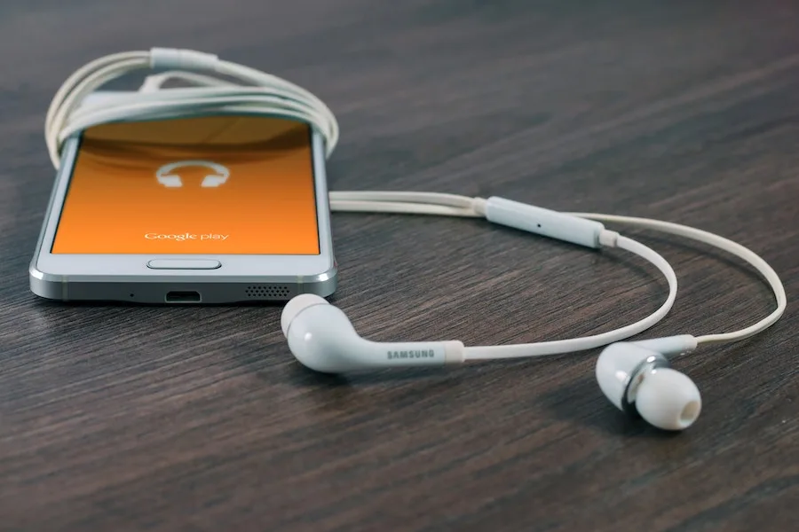 Best podcasts to teach foreign language: Photo by William Iven via Unsplash