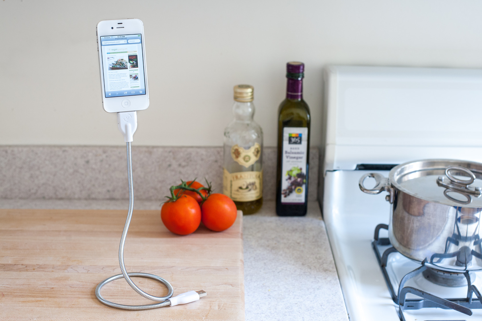 Meet Bobine: A smart phone charger and tripod all in one