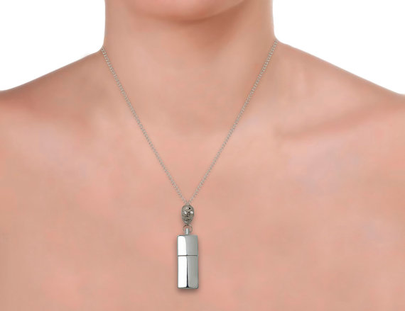 USB jewelry says I love you in a digital world