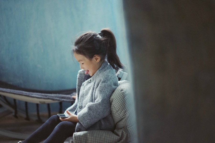 Parents, your screen time could be affecting your kid’s behavior.