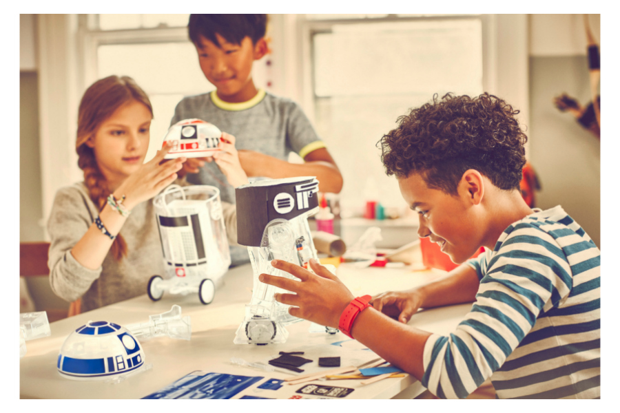 The littleBits kit that lets kids build their own R2-D2 droid. Happy Force Friday!